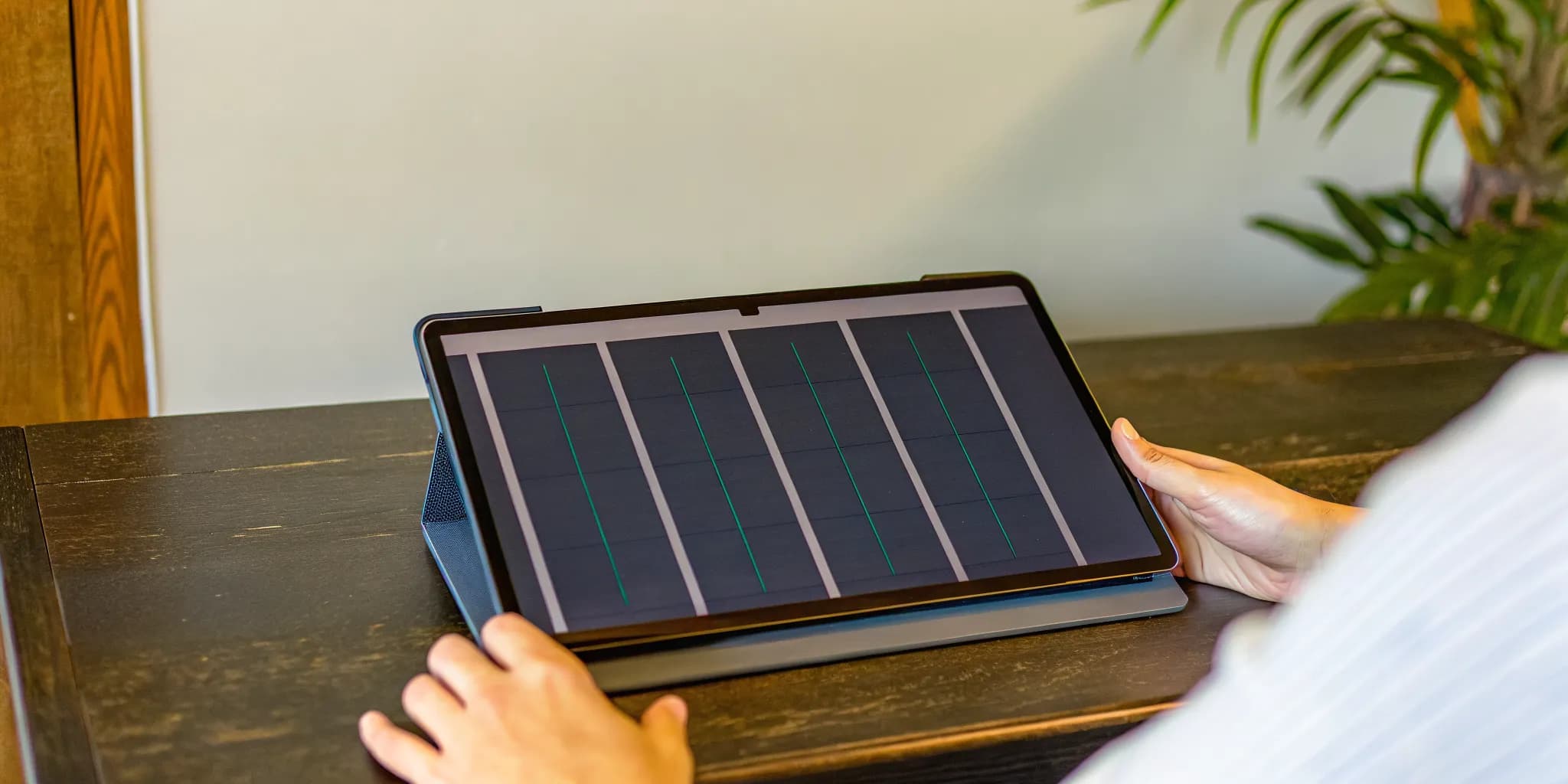 A student applies expert digital SAT reading strategies on a tablet.